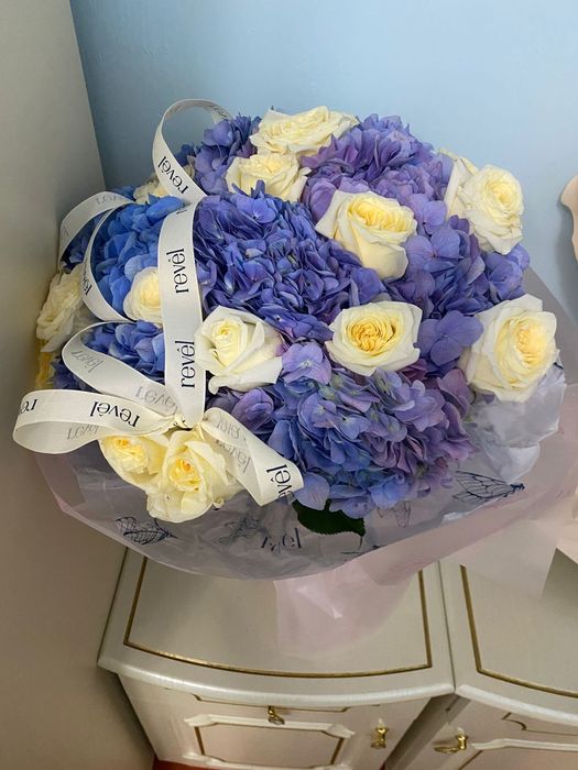 Свежие цветы розы с гортензиями