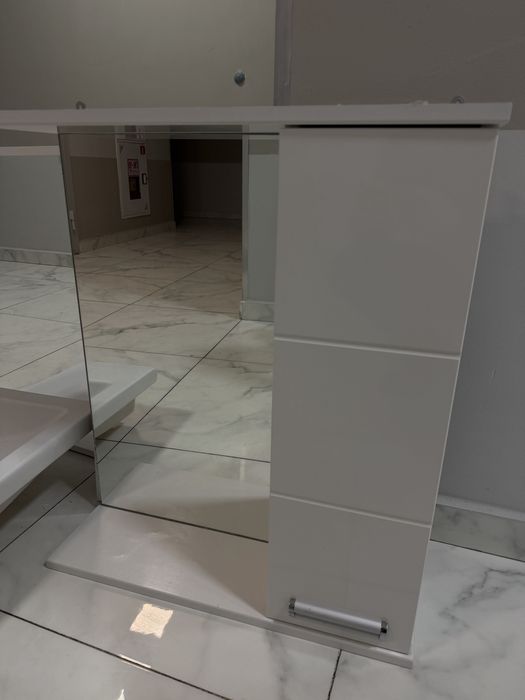 Продам раковину с тумбой и зеркалом