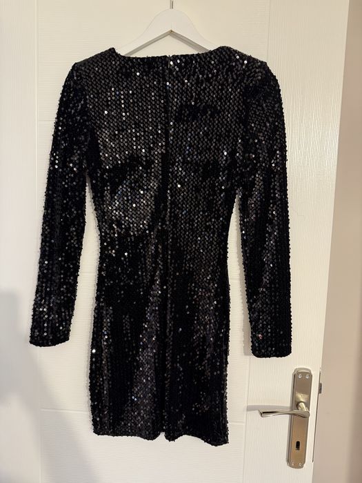 Къса черна рокля с пайети
