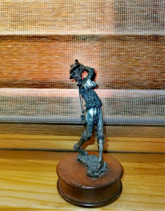 Сламена фигура кукла скиор на ски в екип и без щеки !