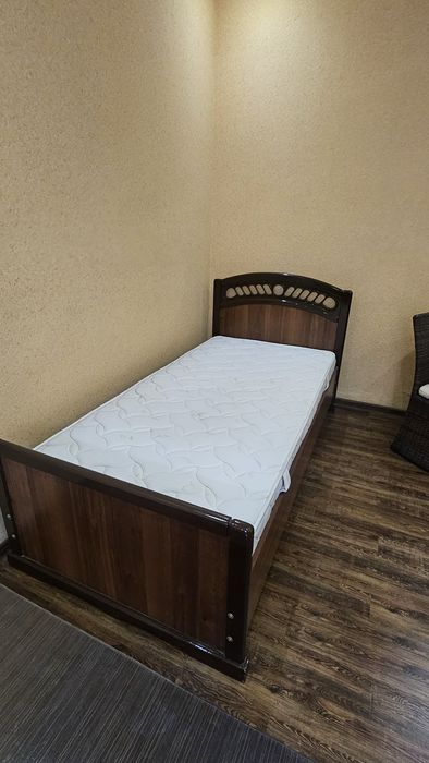 Односпальная кровать с матрасом