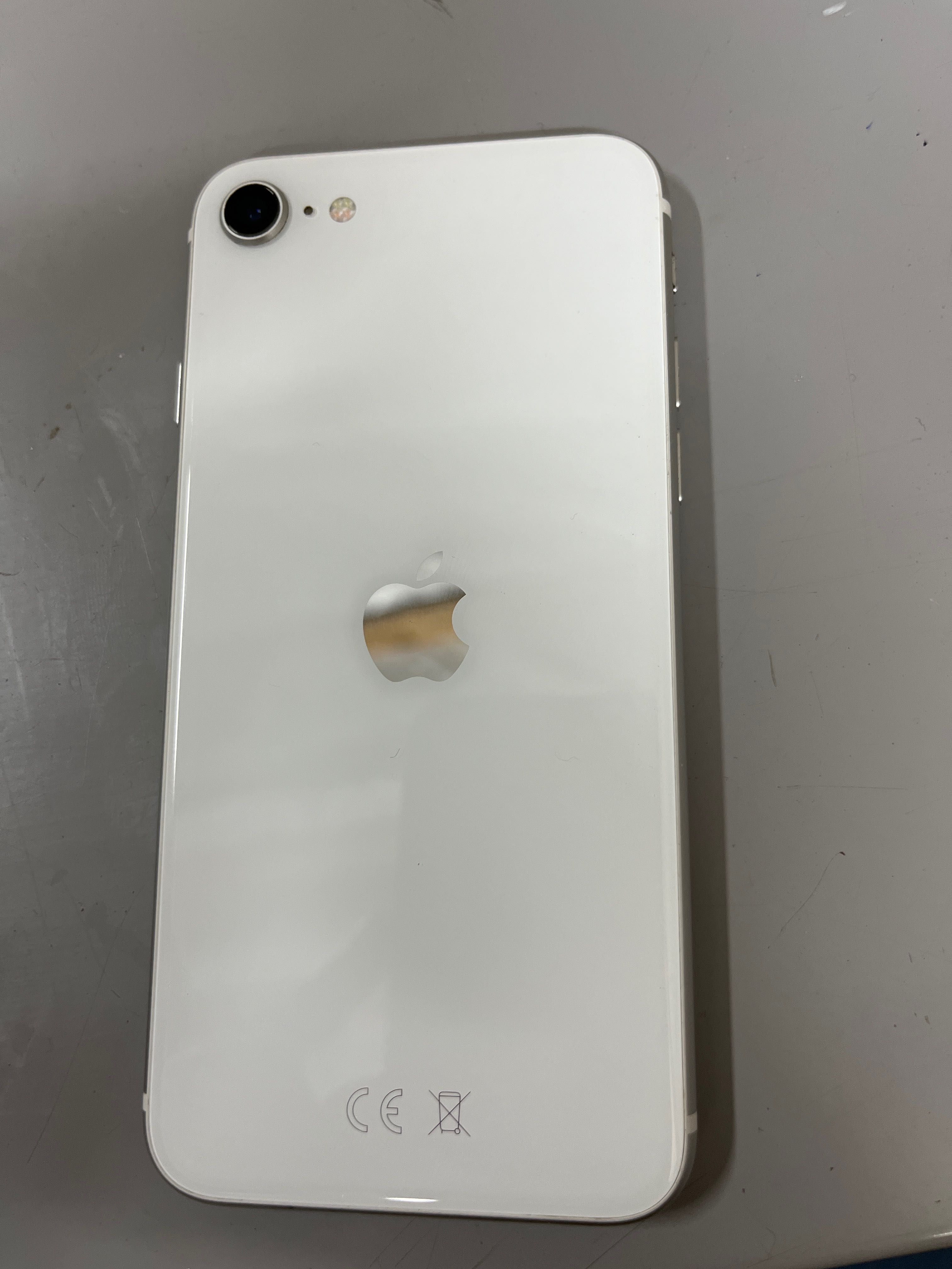 Продам Iphone SE 2