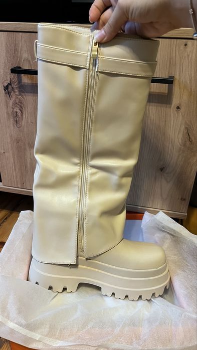 Бежови дамски ботуши