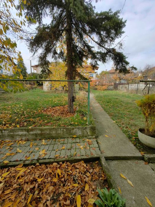 Продавам двуетажна къща в гр. Перник кв. Ралица