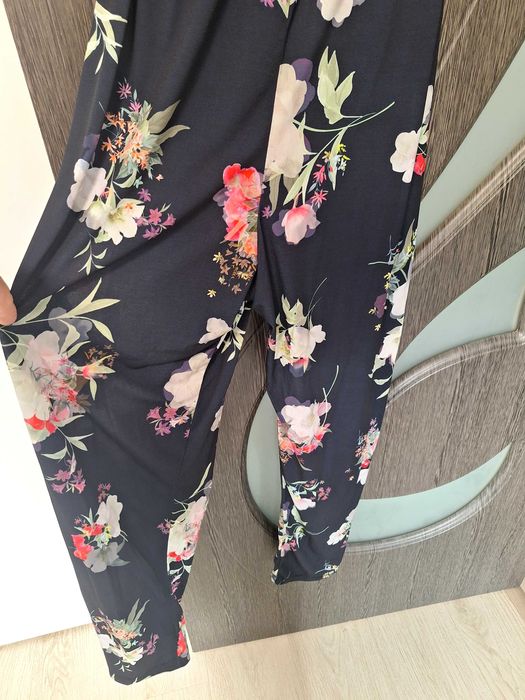 Pantaloni de dama mărimea 46.  Sunt impecabili. Firma ETIC.