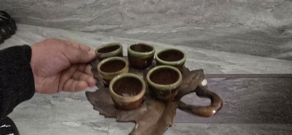 Стара троянска керамика,чаши с поставка листо