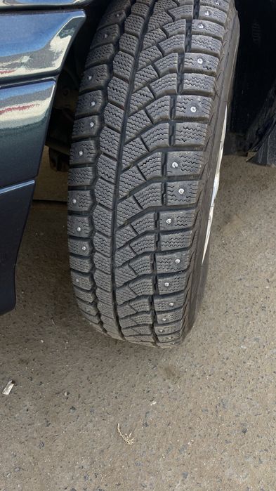 Продоется зымный шины с шипамый р