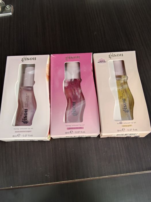 Uleiul de buze infuzat cu miere Gisou (Gisou Honey Infused Lip Oil).