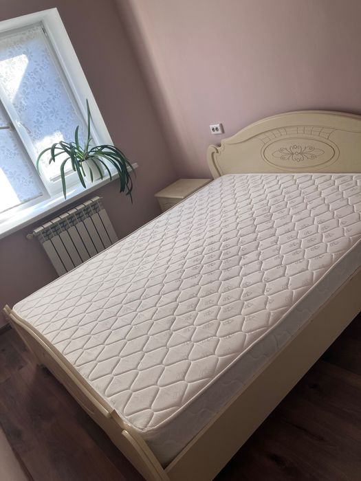 Продам двуспальную кровать с матрасом