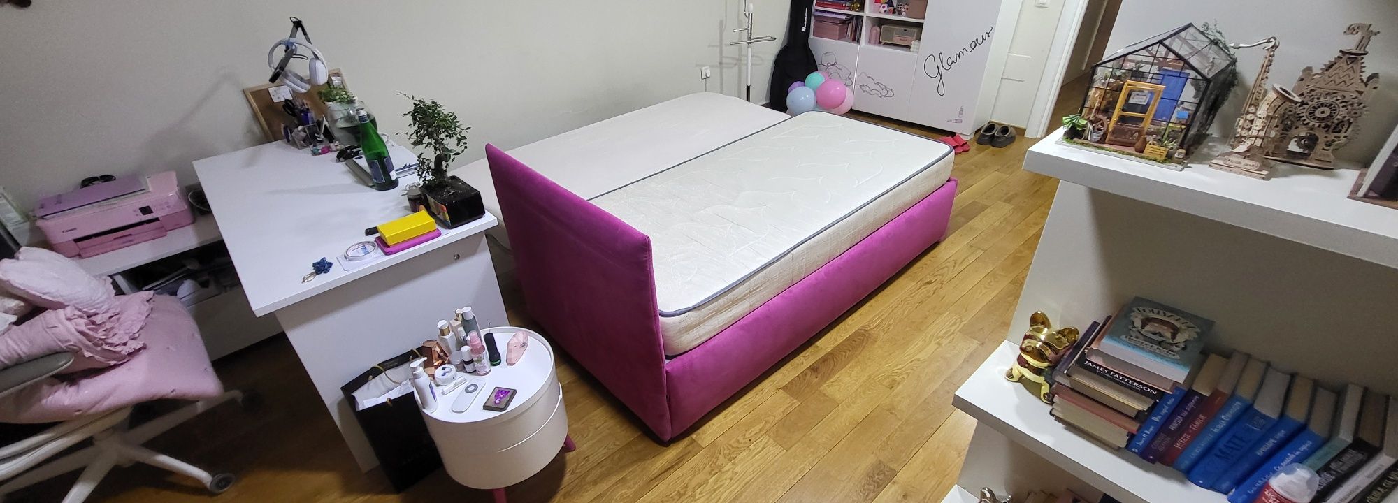 Vând pat extensibil.cu saltea atașabila.2 m / 80 respectiv 160 cm.,.