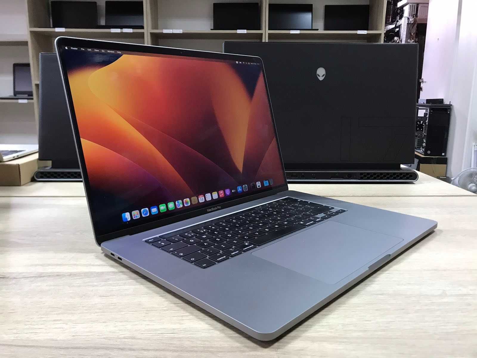 Лаптоп Apple Macbook PRO 16 2019 I7 16GB 512GB SSD с гаранция A2141