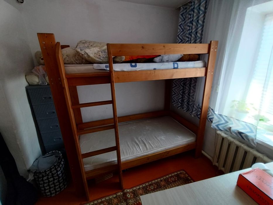 Кровать двухъярусная, стол