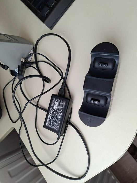 Vând încărcător controller PS4