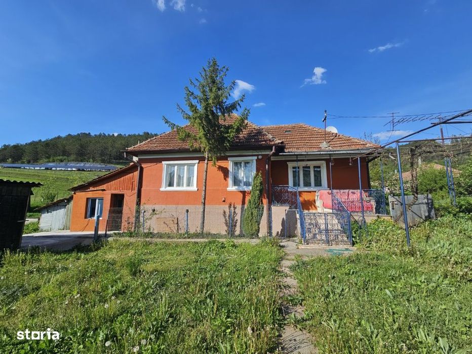 Casa individuala, teren 2200 mp intravilan, drum asfaltat Nadaselu