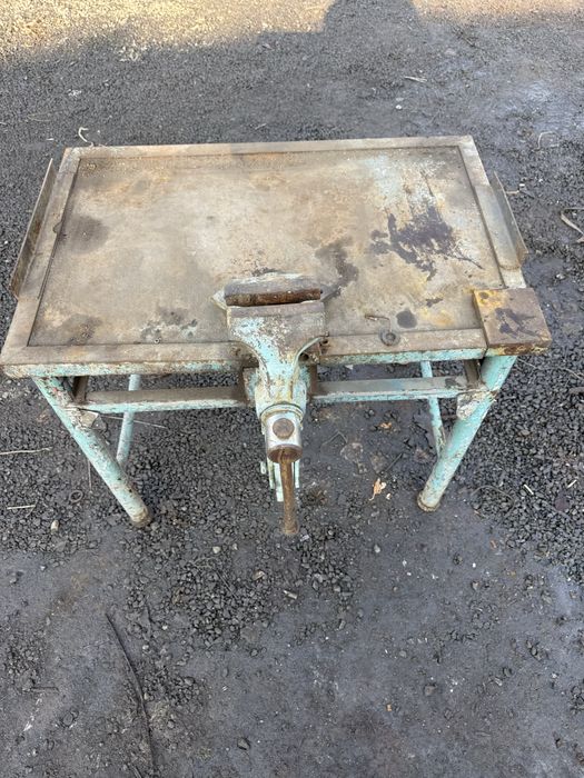 Верстак с тисками