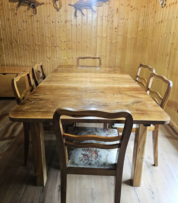 Vând masă extensibilă de 12 persoane cu scaune