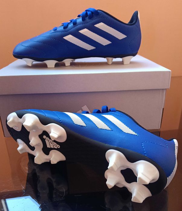 Нови детски обувки за футбол Adidas