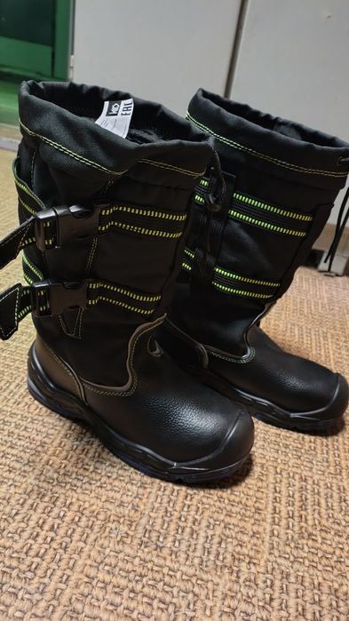 Продам сапоги мужские новые,