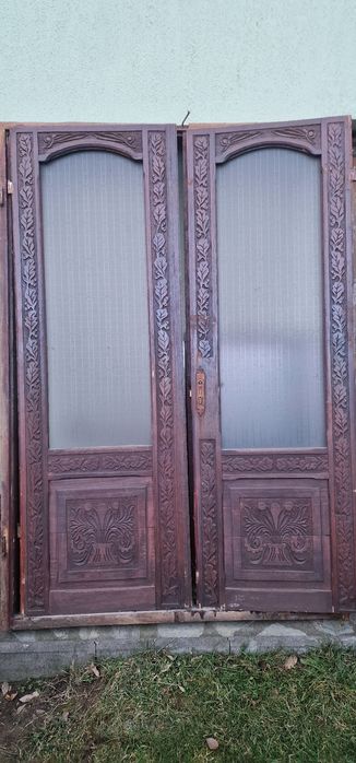 Ușe dublă exterior sculptată.
