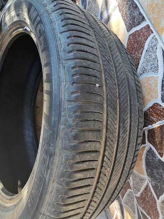 Три броя гуми 235/50 18