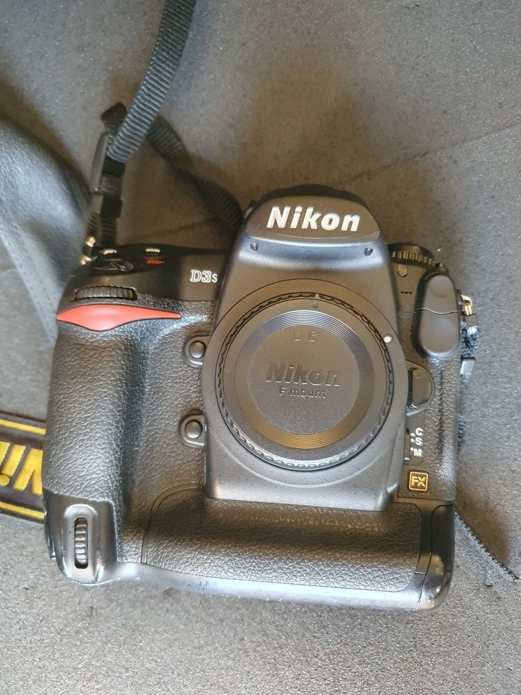 Nikon D3s, 63k cadre! Am 3 bucati, 100k si 480k declansari