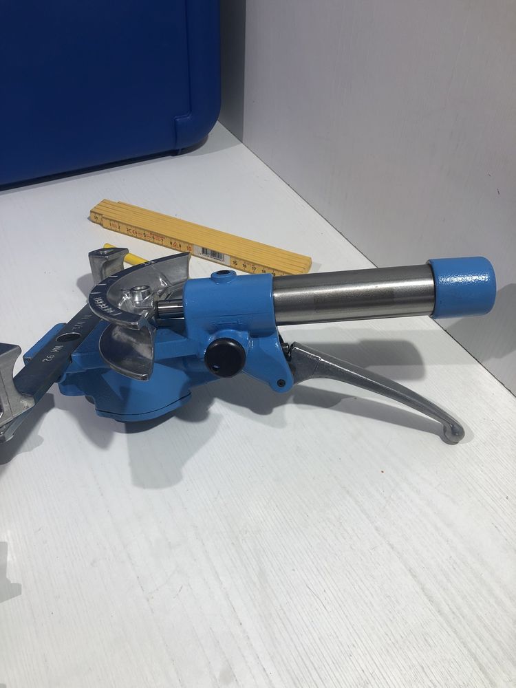 Presă hidraulică de îndoit țevi Geberit 16-32mm