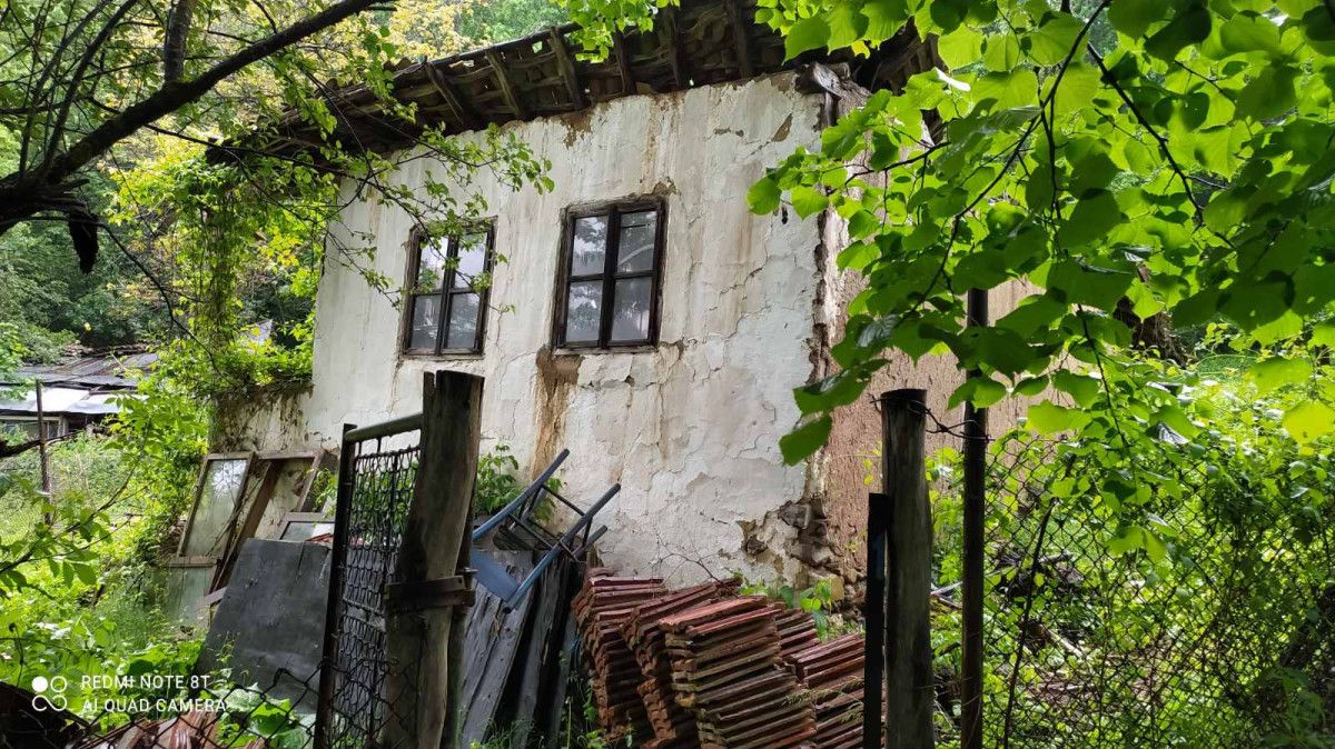 УПИ - 1300 м2 със стара къща за събаряне