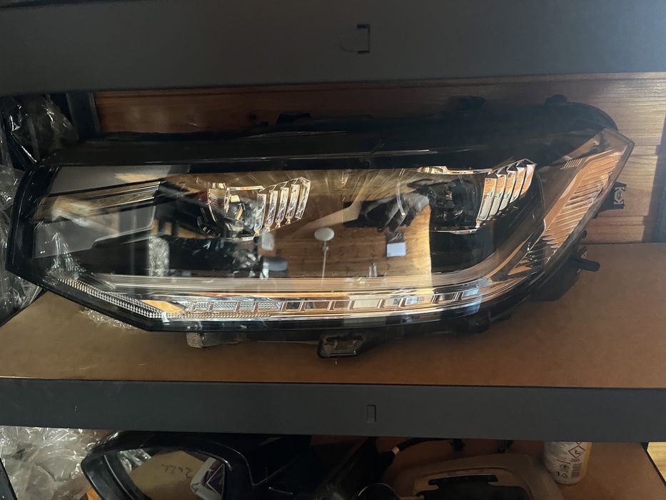 Far st cu xenon complect echipat de europa vw t,cross 2GM 941 035 A