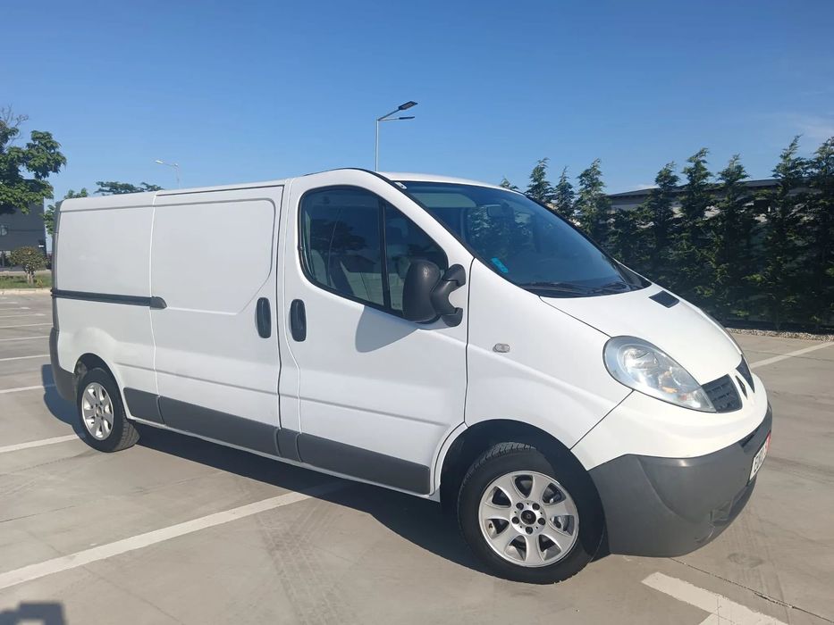 Renault Trafic 2011 luna 09 / 2.dCI / modelul cel mai lung / carte service