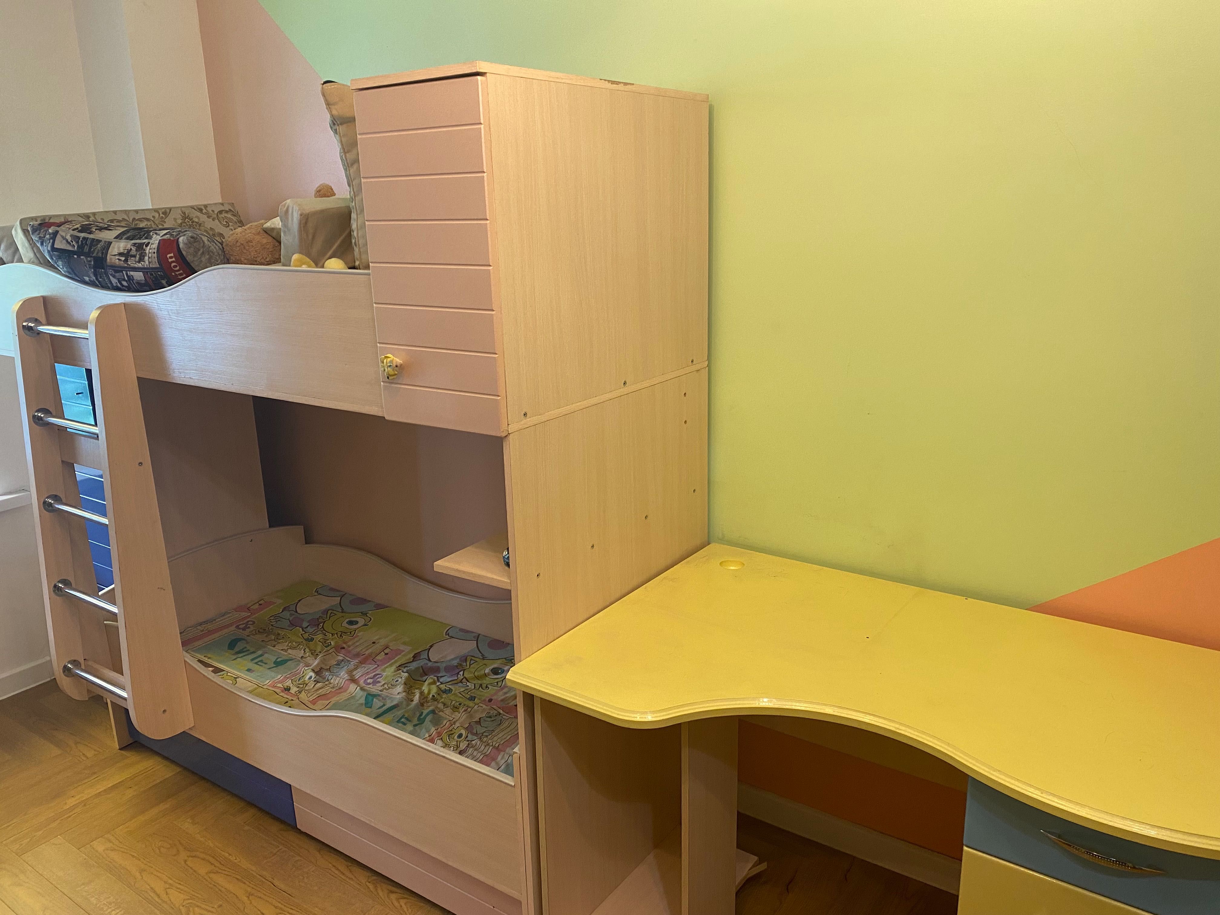 Детская мебель стол, кровать, шкаф