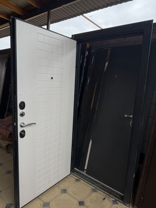 Железная дверь в отличном состоянии