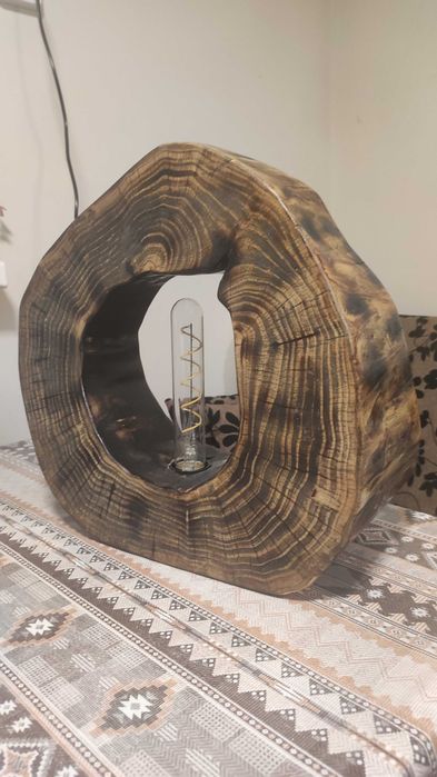 Настолна лампа от масивно дърво