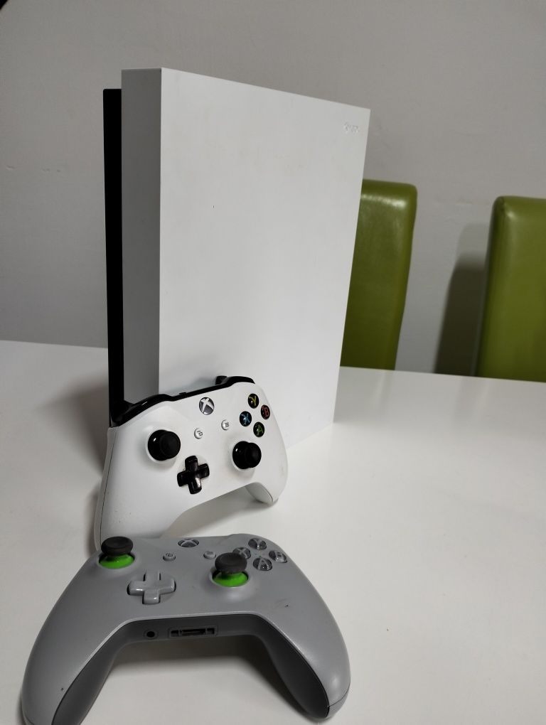 Xbox one x +2 manete și încărcător(opțional)