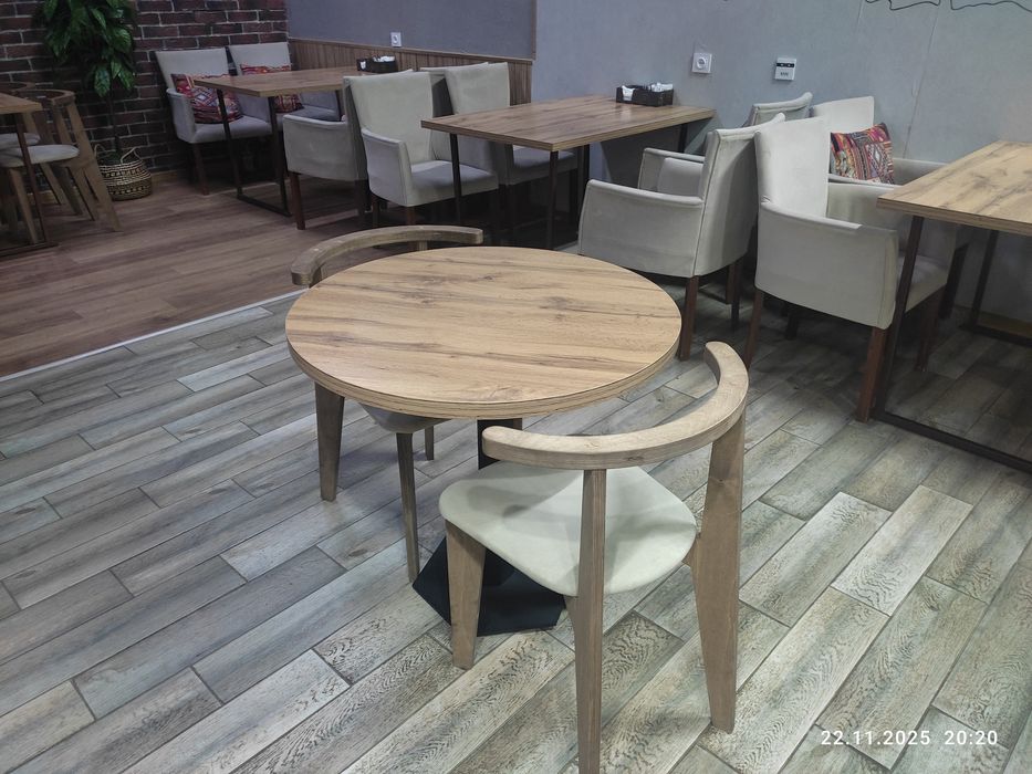 Продается стол отличного качества подходит для кафе и кофейни р.80/120