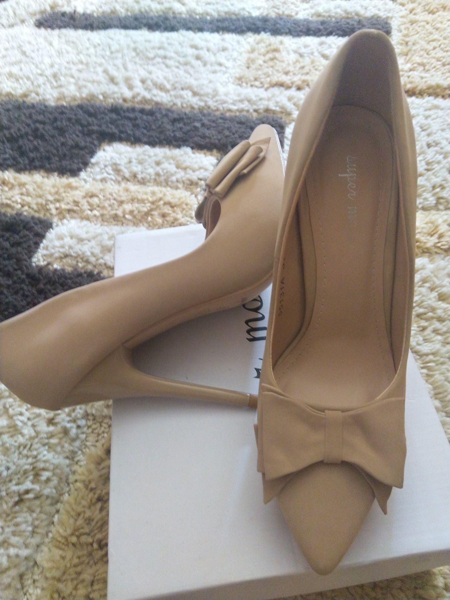 Pantofi stiletto nude