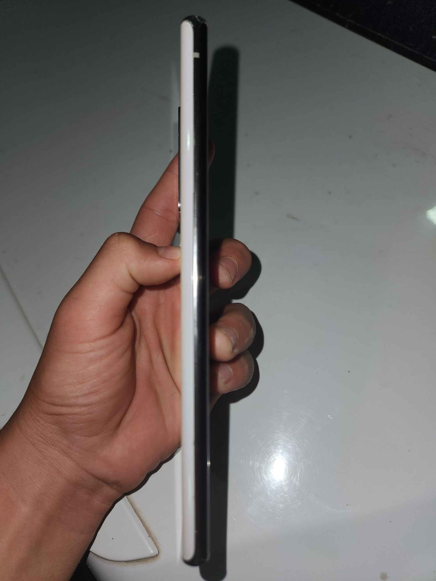 Samsung Not 20 Utra  xotira: 256 GB aybi ekrani kuygan holos boshqa ya