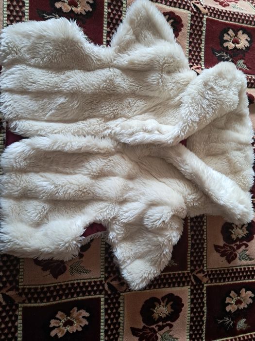 Пухкава наметка с късо ръкавче