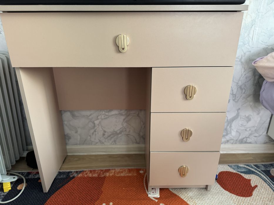 Дамский столик в хорошем состояние