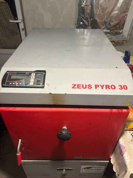 Vând centrală pe lemne