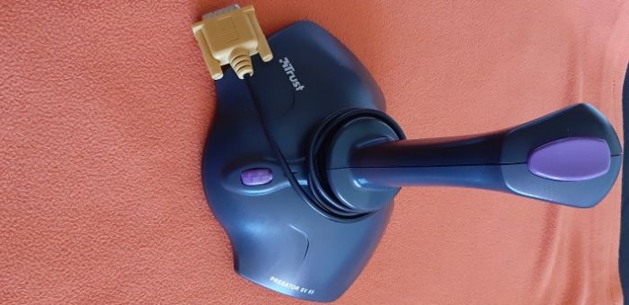 Vând Joystick Trust Predator sv 85
