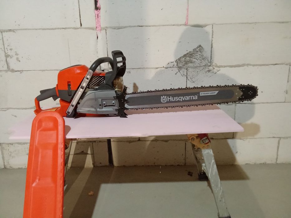 Vând huzwarna 592xp noua ne pus benzina in ea