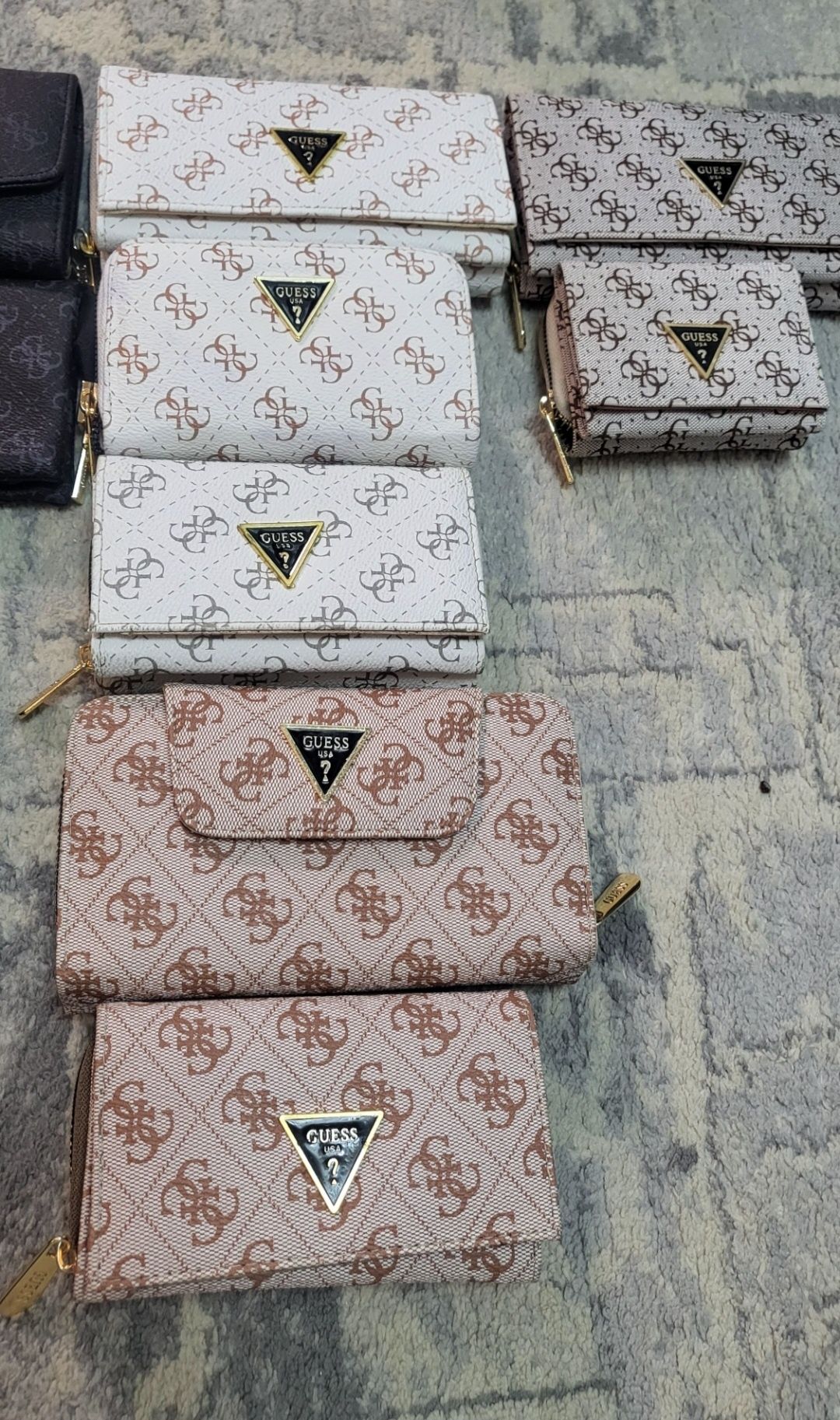Портмонета Guess от 20 до 25 лв.
