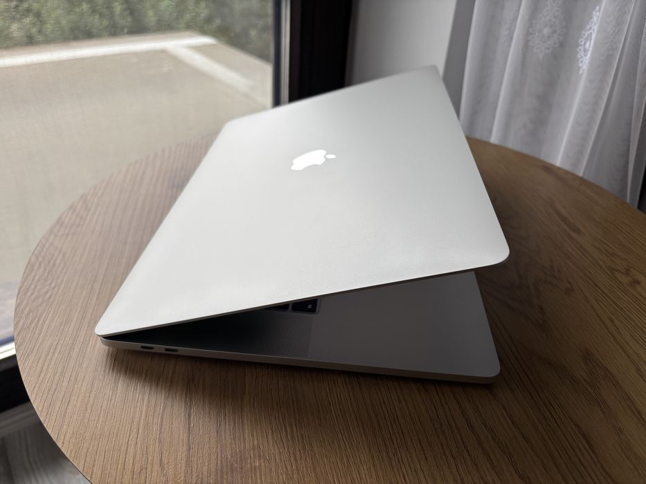 MacBook Pro 16” (2019) apple/ I7 -2.6ghz/ 16gb DDR4