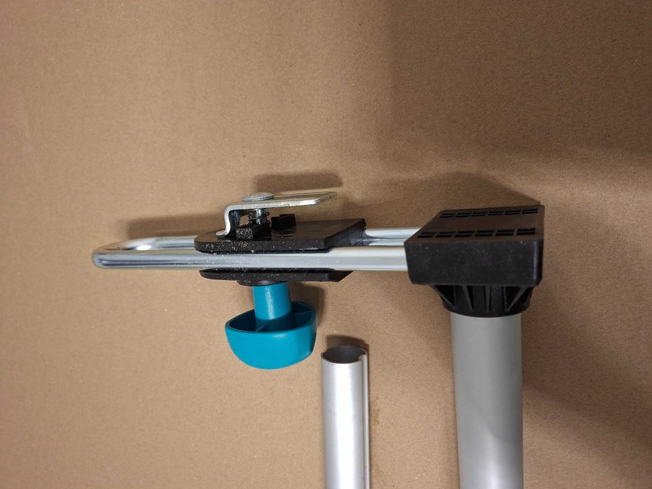 Distantier reglabil pentru montat usi