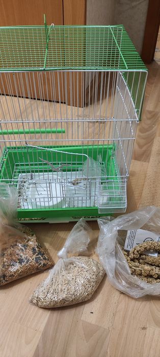 Клетка + корм для попугаев.
3 вида корма, с разными минералами и вещес