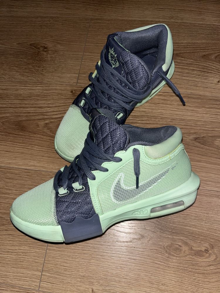 Adidasi nike jorden 42