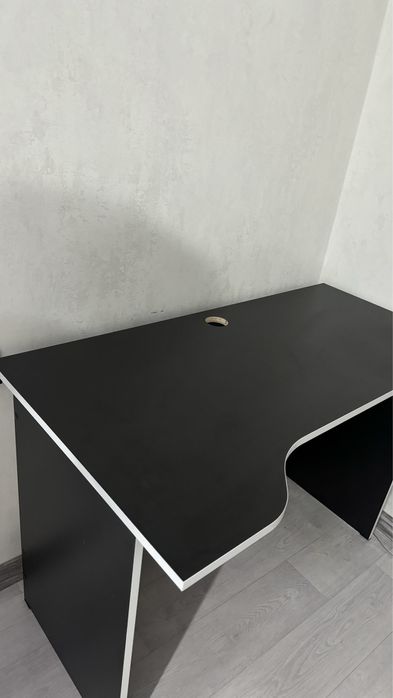 Компьютерный стол ,купили месяц назад . В отличном состояние!