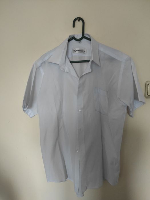 Cămăși cu mânecă lungă și scurtă, diferite mărimi, diferite modele, cu