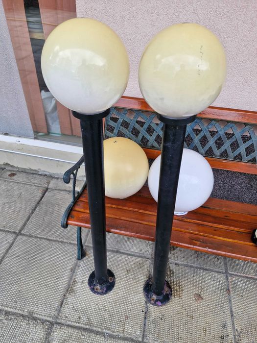 Продават се два броя градински лампи