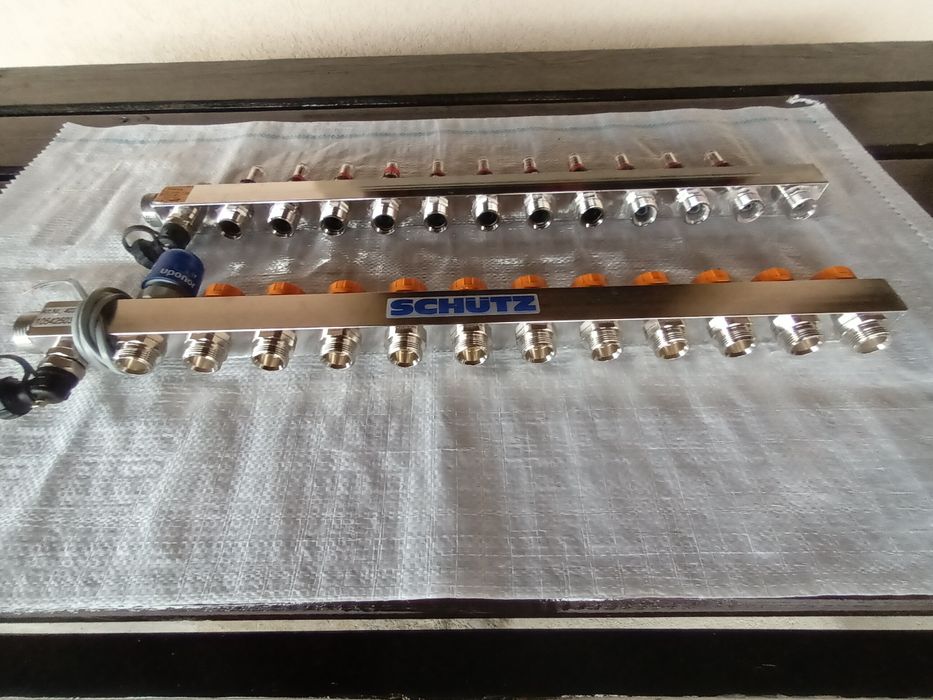 Vând distribuitor cu12 grupuri pentru încălzire în pardoseala